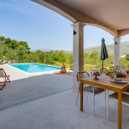 Vila Obzor With A Heated Pool